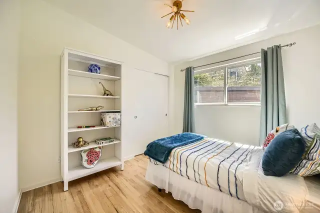 Big 2nd bedroom on upper level big closet