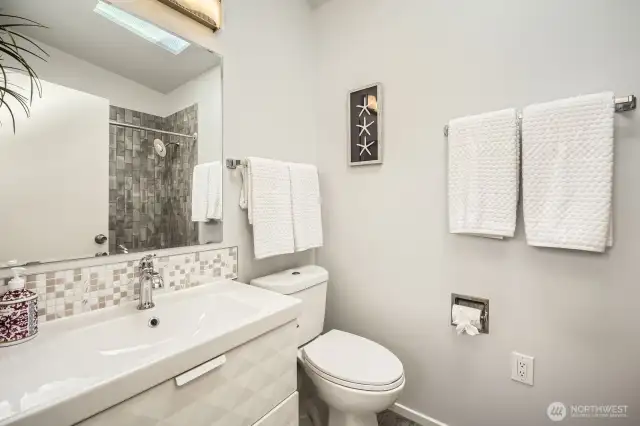 Upper level 2nd bathroom has bathtub