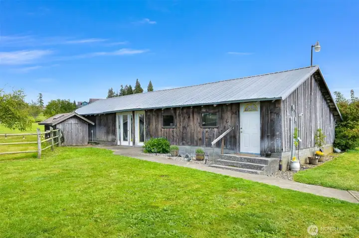 2/2 spacious workshops (44x23 & 35x40)