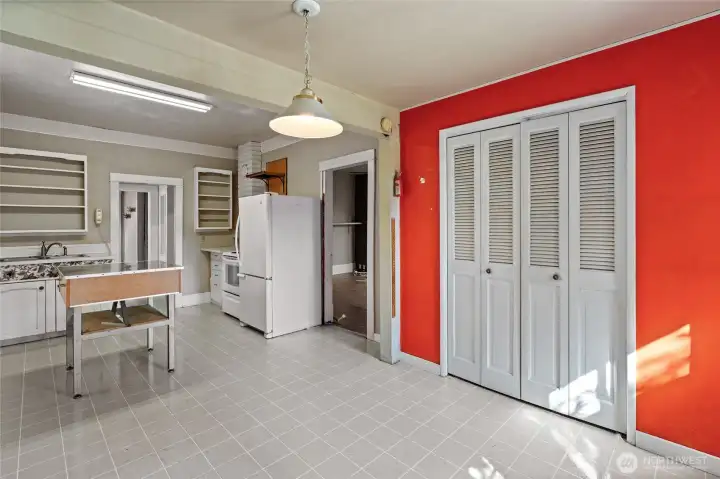 Washer and dryer behind bi-fold doors