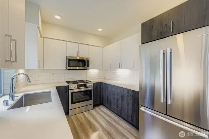 Golden kitchen triangle with Bosch appliances