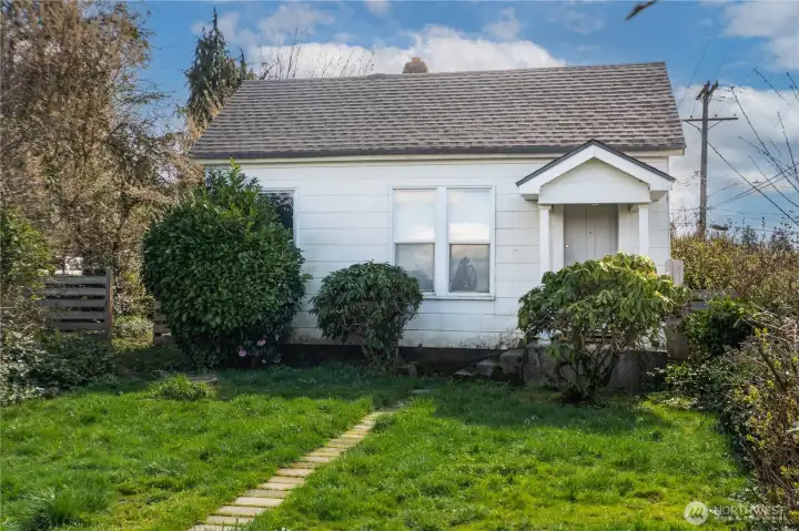 Front of home facing 32nd