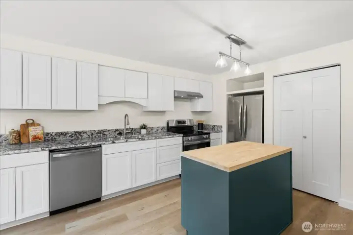 All new applicances and cabinets