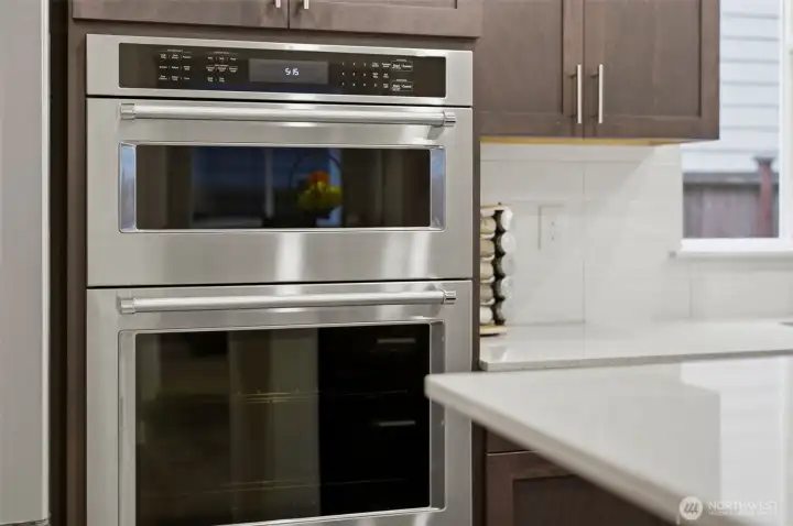 It's so handy to have a double oven when you are cooking  or baking multiple dishes.  Cookies on the top, dinner on the bottom...