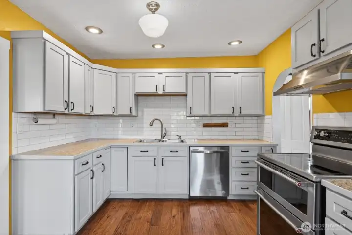 Refreshed kitchen with grey shaker cabinetry and stainless steel appliances that stay! Refreshed kitchen with grey shaker cabinetry and stainless steel appliances that stay!