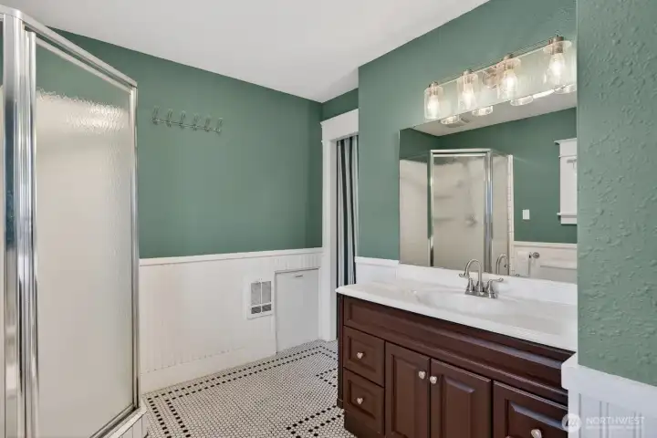 2nd floor full size bathroom. 2nd floor full size bathroom.