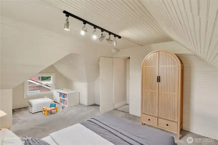 East facing upper level bedroom! East facing upper level bedroom!