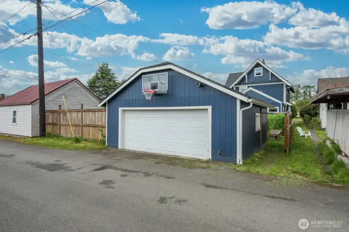 Double car garage with alley access! Double car garage with alley access!