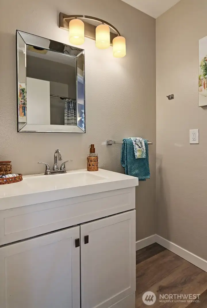 Full Bath off hallway Full Bath off hallway