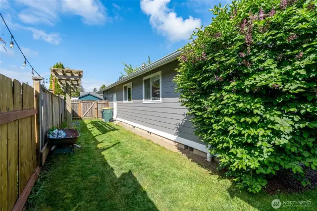 Side yard with access into front driveway area.
