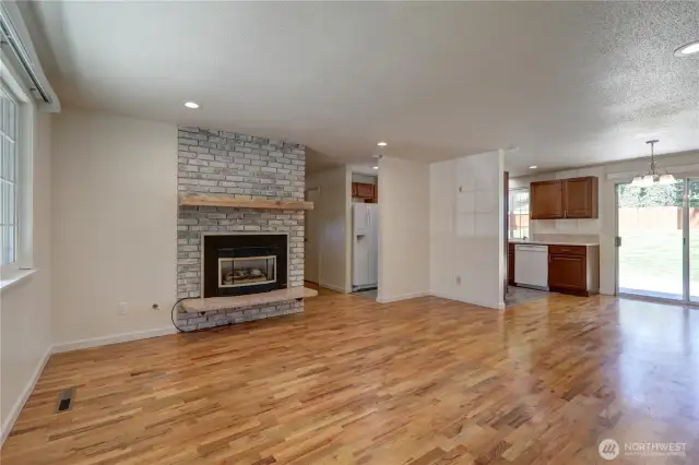Recessed can lighting, gas fireplace