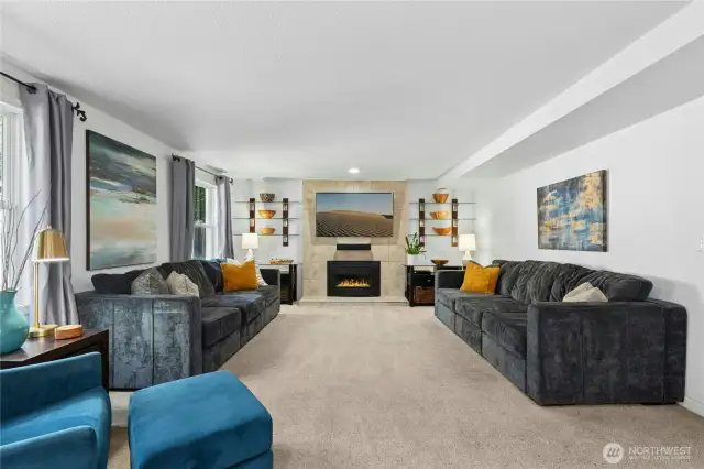 Expansive family room connecting wet bar and kitchen