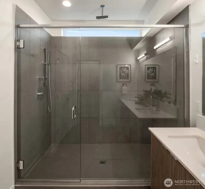 Primary en suite bathroom.