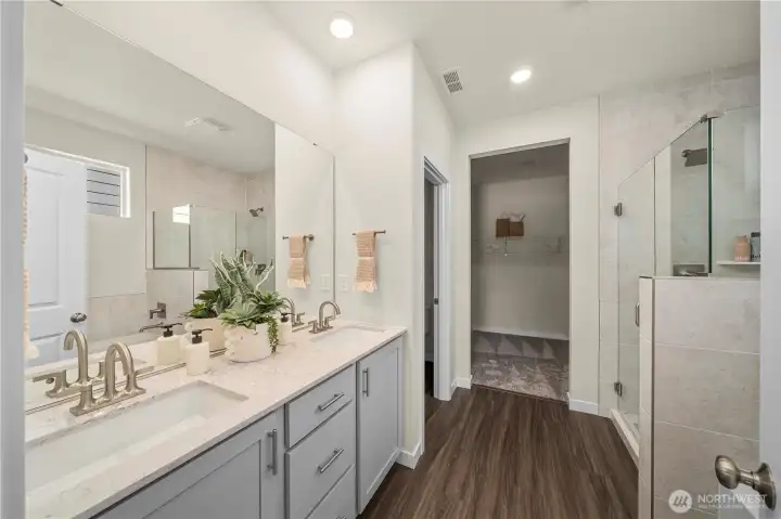 Disclaimer Secondary photos of same floor plan on different lot in different community: Photos are from another Aurora, finishes, upgrades, and features may vary.