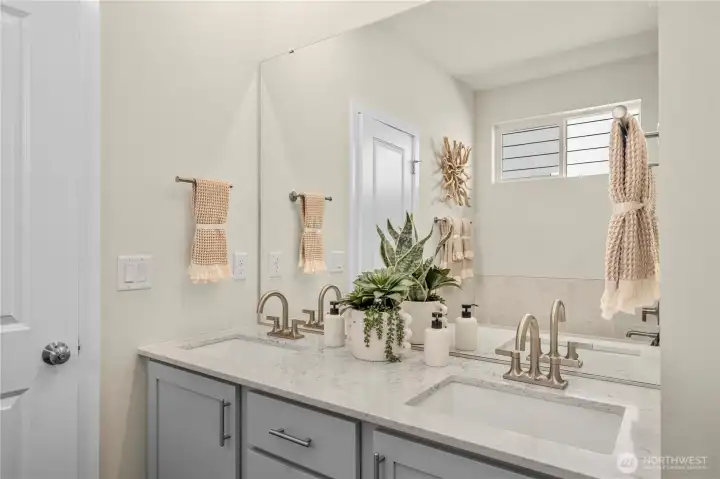 Disclaimer Secondary photos of same floor plan on different lot in different community: Photos are from another Aurora, finishes, upgrades, and features may vary.