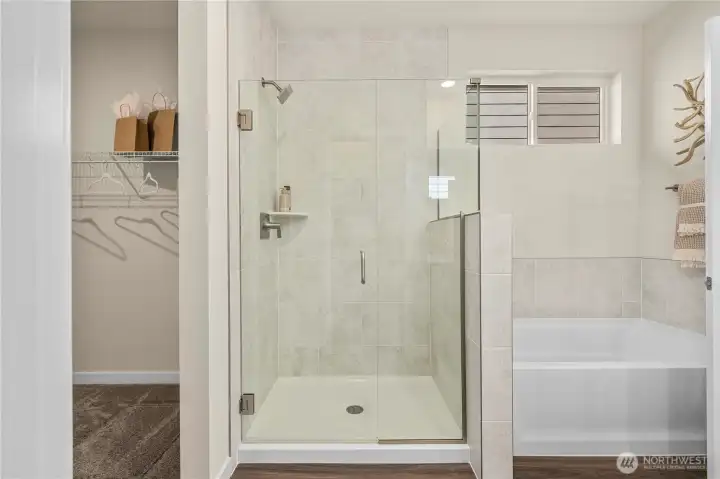 Disclaimer Secondary photos of same floor plan on different lot in different community: Photos are from another Aurora, finishes, upgrades, and features may vary.