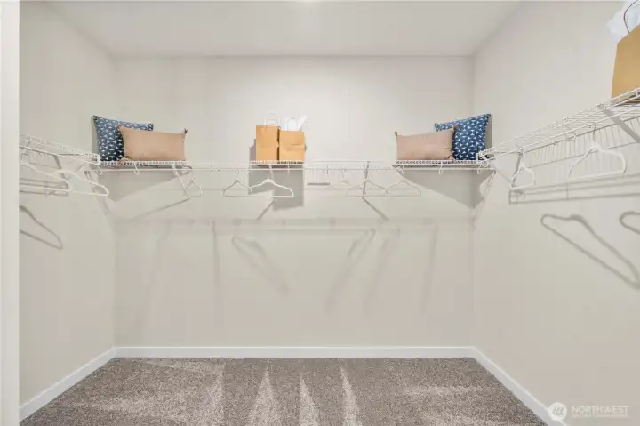 Disclaimer Secondary photos of same floor plan on different lot in different community: Photos are from another Aurora, finishes, upgrades, and features may vary.