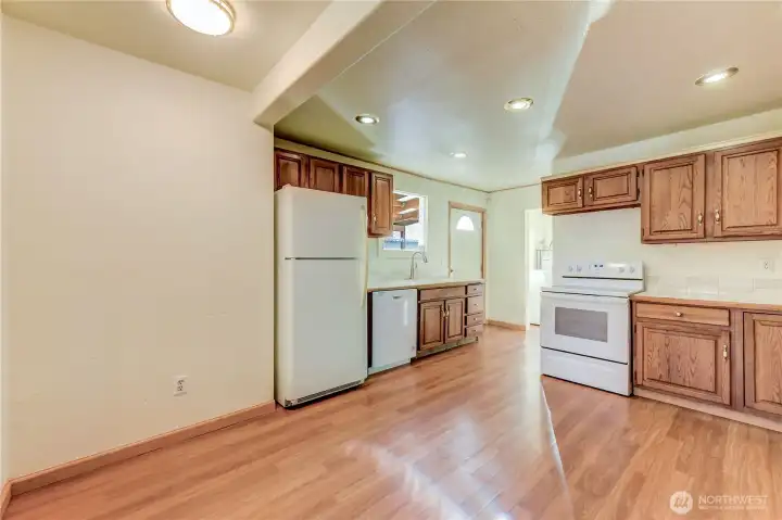 Dining area to the left