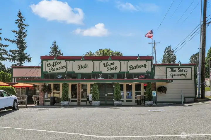 Not to miss.. the local hot spot "the store" get the muffins! 2 blocks away from this home.