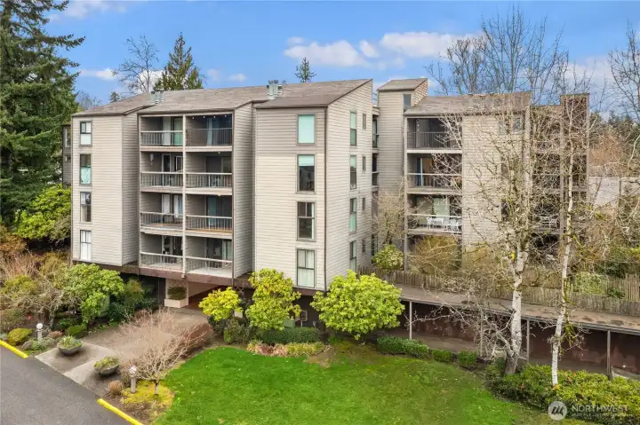 Spacious third-floor end-unit.  condo offers beautiful views of the lake and  surrounding grounds.