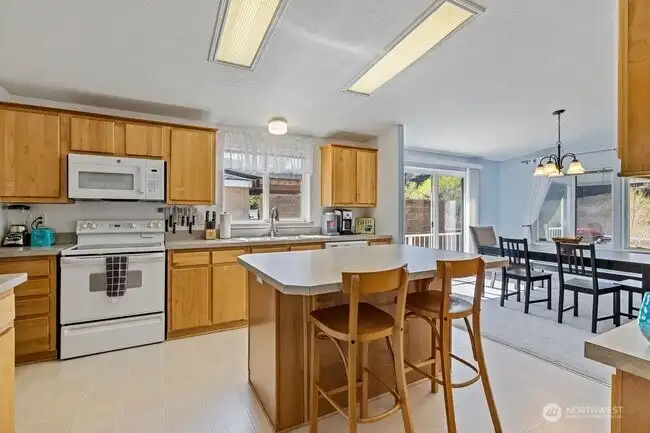 Spacious kitchen w/all appliances