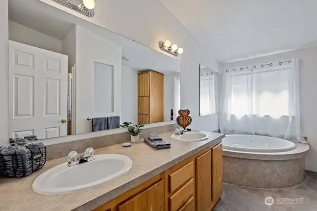 5 piece primary bath with jetted soaking tub