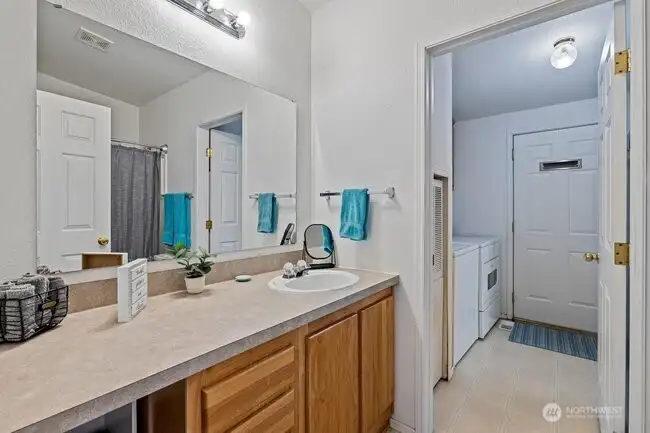 Main bath with access to laundry