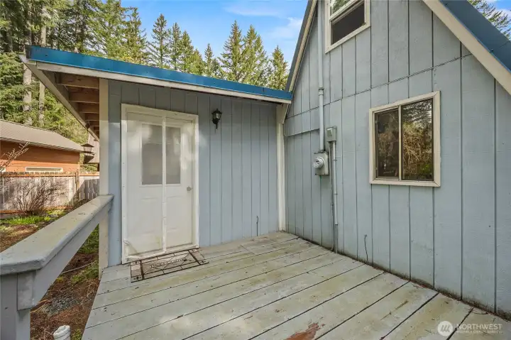 Easy outdoor access from the rear entry—perfect for coming home after hiking, skiing, or exploring Mt. Rainier.