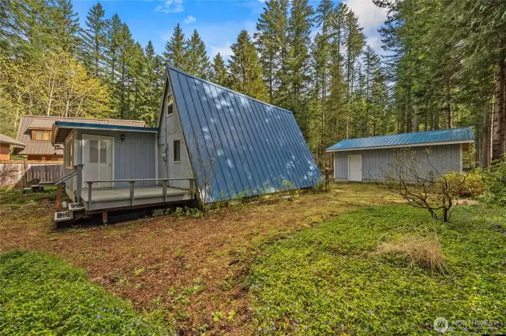 Classic A-frame style cabin on a wooded lot in High Valley 8 - just a stone's throw the Gifford Pinchot National Forest!