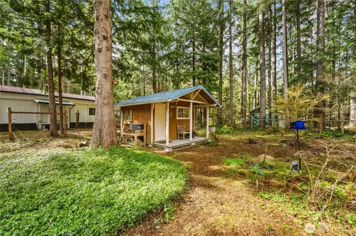 Charming detached outbuilding—perfect for guest overflow, studio, or STR setup in this High Valley Packwood vacation rental property.