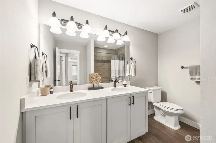 Upstairs hall full bath