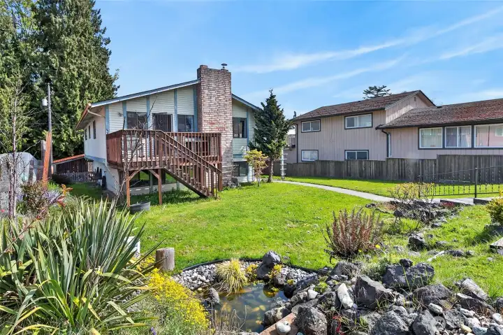 Nicely Landscaped Fenced Yard