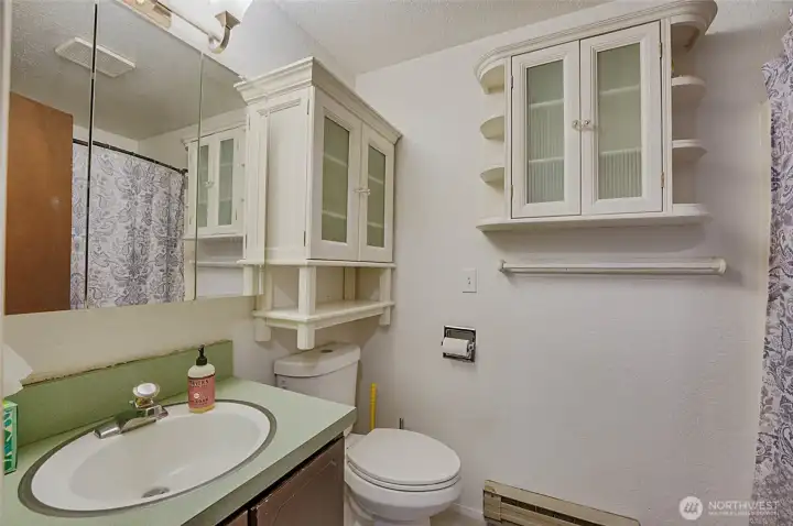Full bath in hallway.