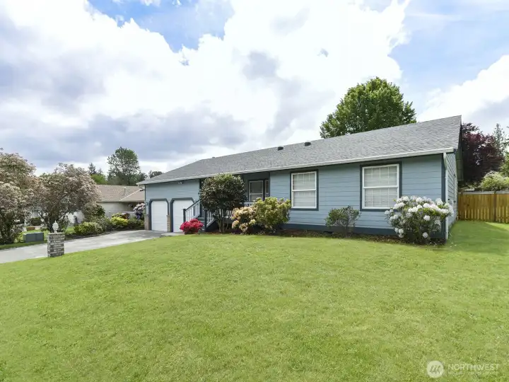 Beautifully maintained 1/4 acre lot.  Generous sized front yar.
