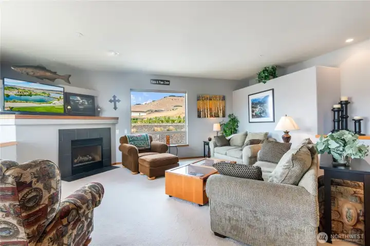 Great room concept w/propane fireplace for those winter nights after a day of skiing at Mission Ridge.