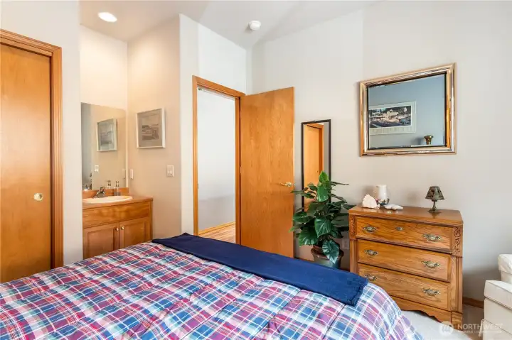 2nd bedroom (with private sink)