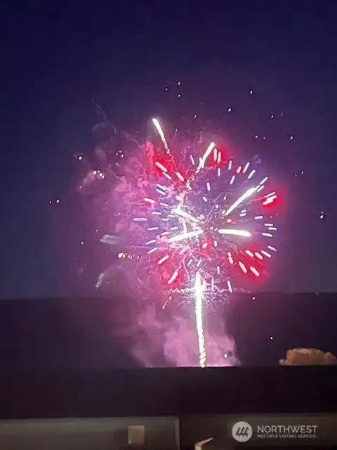 Sit back & enjoy the 4th of July fireworks right out front of your deck. WOW!