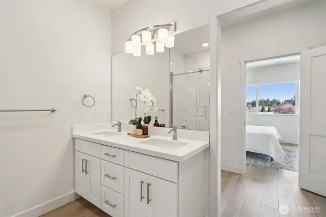 3rd floor primary bedroom en suite bathroom