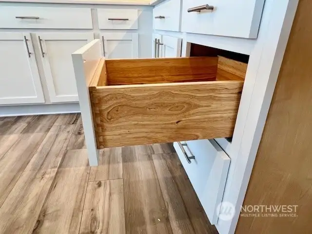 Solid wood dovetail cabinetry w/soft close doors/drawers