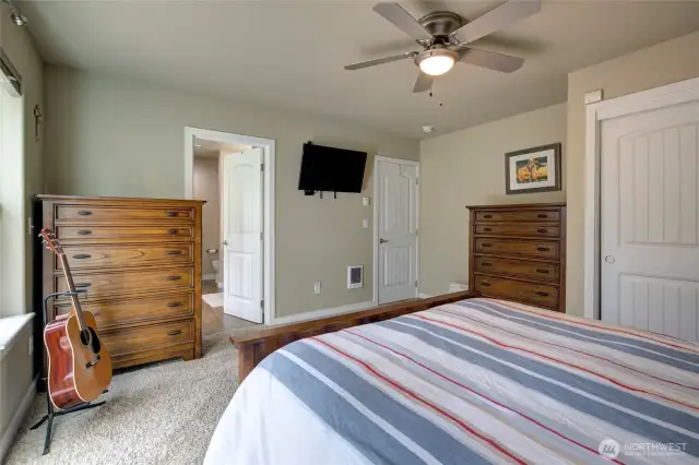 The primary bedroom has en-suite bathroom.