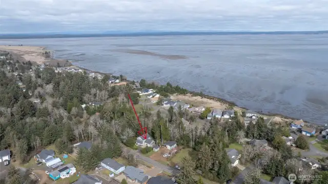Fantastic location between Duck Lake and the Bay!