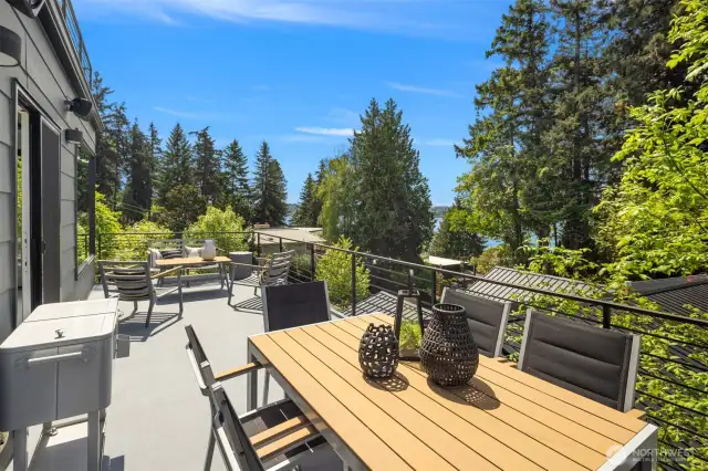 Large western facing deck with territorial views of Lake Washington, the Olympic mountains and Seattle - ideal for entertaining or enjoying sunsets.