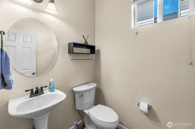 Main level 1/2 bath