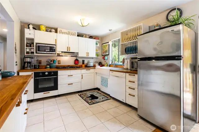 quaint cozy kitchen has it all.