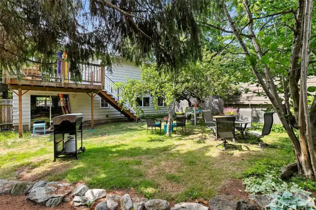 this large back yard is a blank canvas to your outdoor dreams