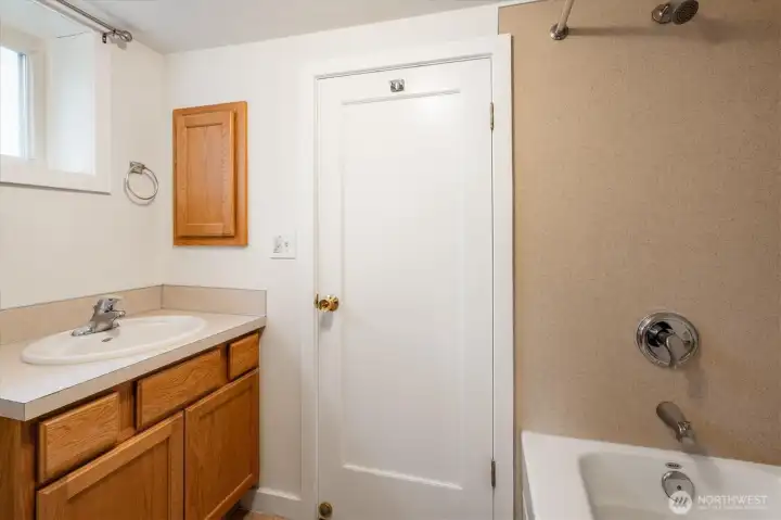 Apartment full bathroom.