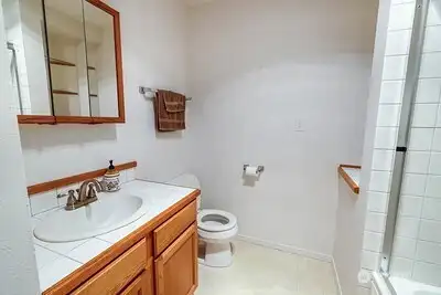 Secondary bathroom/bathtub
