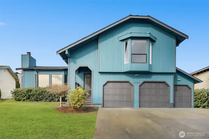 huge driveway w/ 3 car garage
