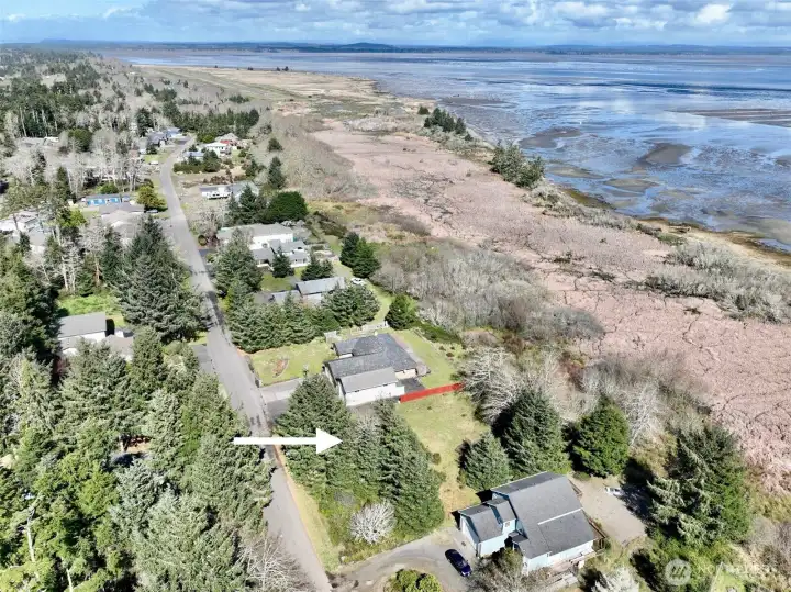 Great location near 2 lakefront parks, 18-hole gold course, and Weatherwax trails.  A bit further to town center and mile of ocean beach to explore!
