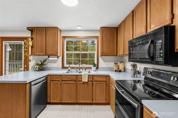 Clean, bright, and ready for use. A functional kitchen with a classic layout that perfectly complements the easy-living style of this single-level rambler